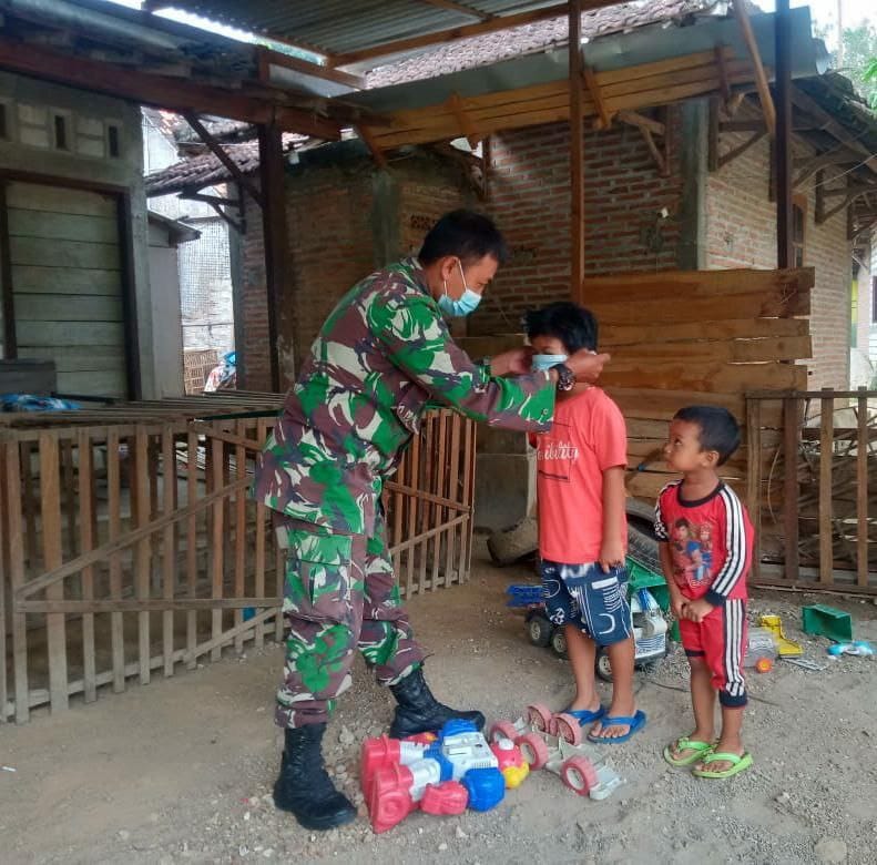 Serda Nanang Bagikan Masker Kepada Anak anak Desa Tamansari