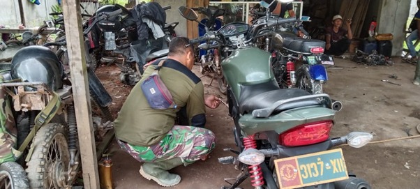 Merawat Kendaraan Roda Dua Milik Satgas TMMD Ke-111 Kodim 1207/Pontianak