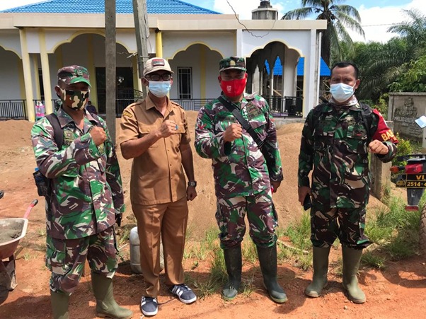 Kades Kuala Mandor B Foto Bersama Satgas TMMD Ke-111 Kodim 1207/Pontianak