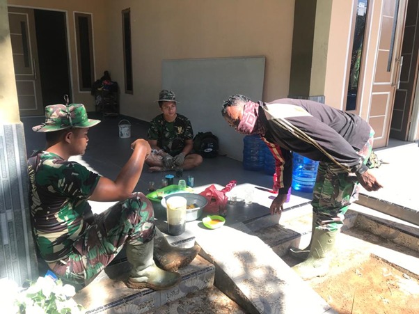 Pisang Goreng dan Kopi Panas Selalu Temani Satgas TMMD Ke-111 Kodim 1207/Pontianak Saat Istirahat