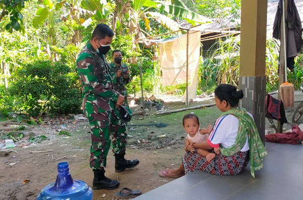 Seorang Pemimpin Harus Selalu Ada Ditengah-Tengah Anggotanya dan Berbaur Bersama Warga di Lokasi TMMD Ke-111 Kodim 1207/Pontianak