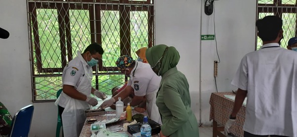 Dansatgas TMMD Ke-111 Beserta Ketua Persit KCK Cabang LI Kodim 1207/Pontianak Tinjau Kegiatan Sunatan Massal