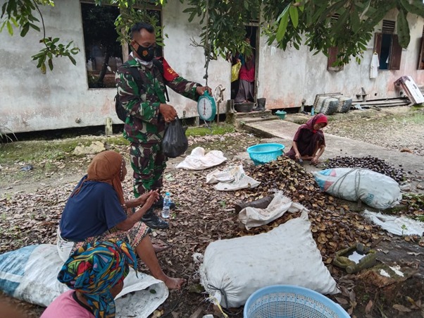 Perkokoh Kemanunggalan TNI-Rakyat, Sertu Asiani Datangi Warga di Lokasi TMMD Ke-111 Kodim 1207/Pontianak