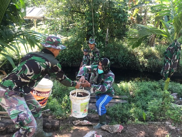 Pemanfaatan Air Sungai Untuk Pembangunan Jalan Oleh Satgas TMMD Ke-111 Kodim 1207/Pontianak