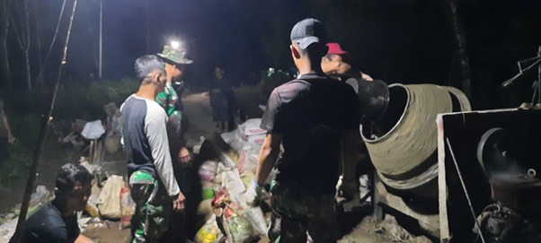 Kapten Kav Edi Darmadi Apresiasi Satgas TMMD Ke-111 Kodim 1207/Pontianak dan Masyarakat Atas Semangat Kerja Hingga Lembur Malam Hari