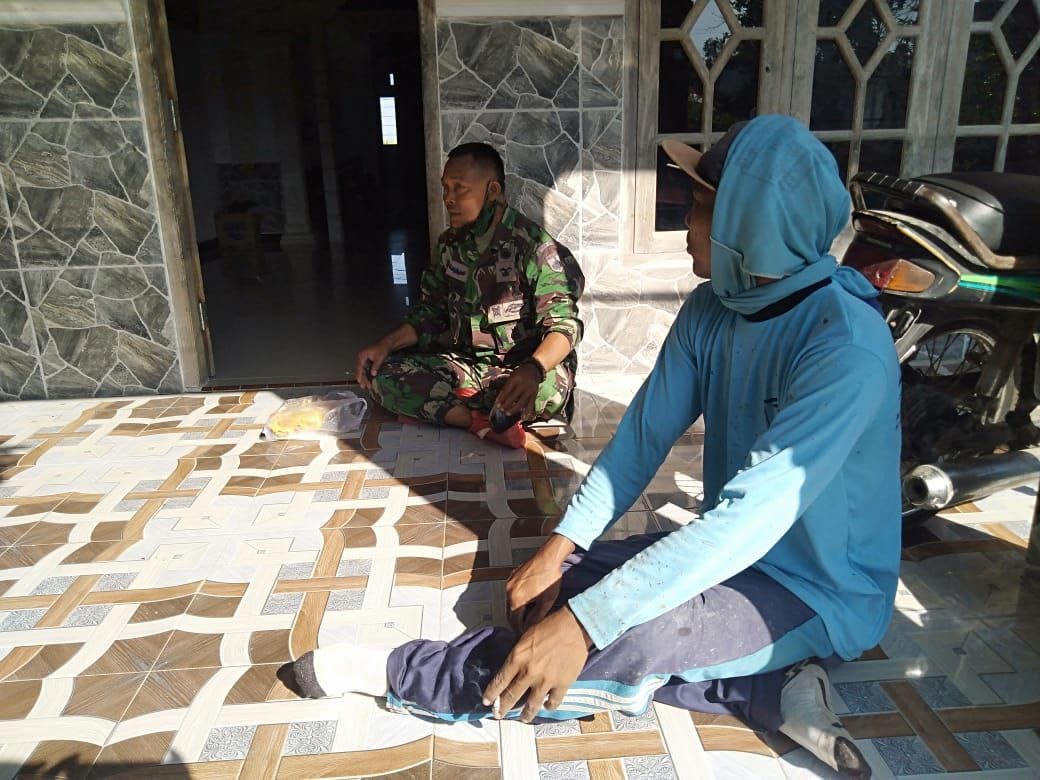 Hilangkan Rasa Lelah Anggota Satgas TMMD Bercanda Bersama Warga