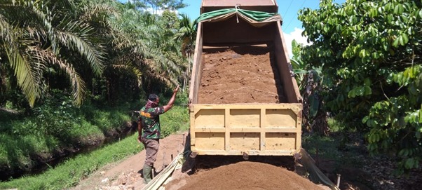 Mobil Dump Truk Terus Memuntahkan Material Pasir di Lokasi TMMD Ke-111 Kodim 1207/Pontianak