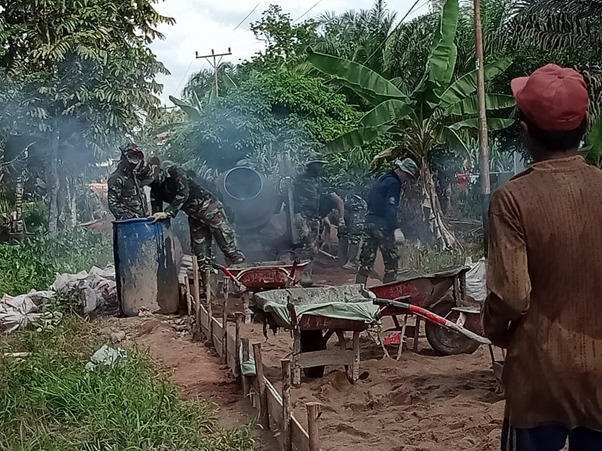 Genjot Pelaksanaan Pengecoran Dengan Menggunakan Mesin Molen di Lokasi TMMD Ke-111 Kodim 1207/Pontianak