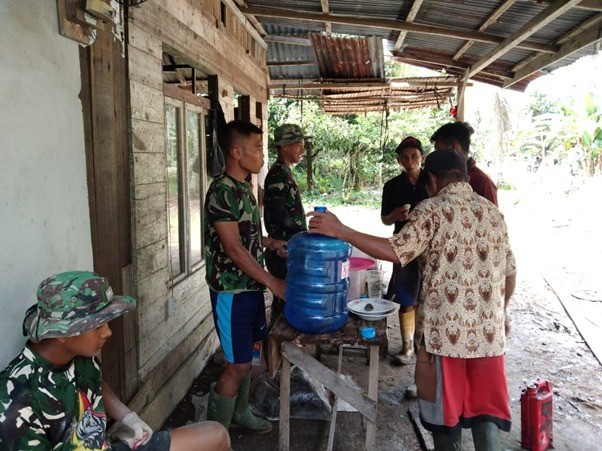 Dua Pekan Pelaksanaan TMMD Ke-111 Kodim 1207/Pontianak, Kebersamaan Satgas Dengan Warga Semakin Kompak