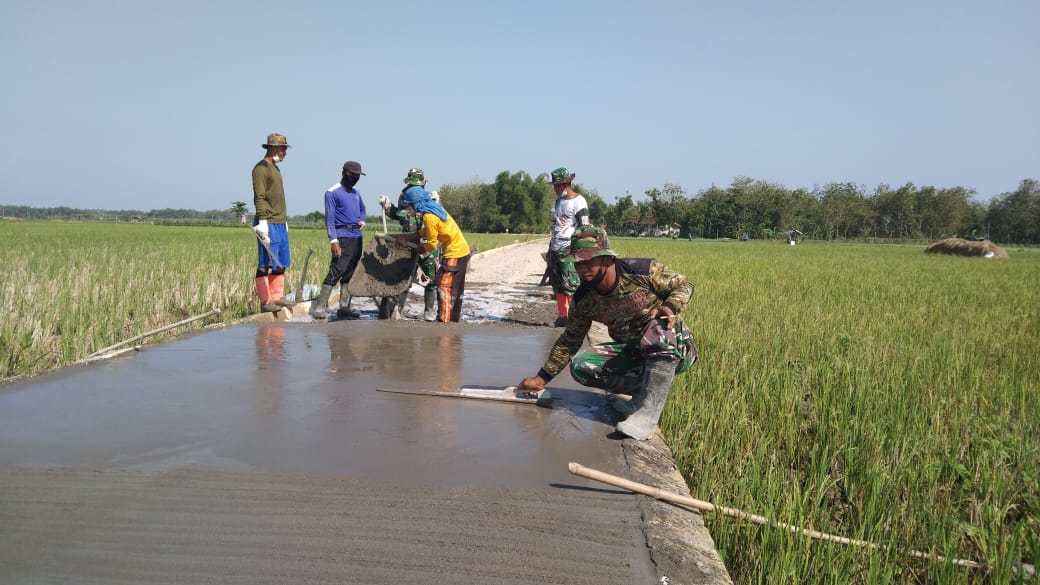 Masih Berlanjut TMMD Ke – 111 Satgas Dan Warga Lanjutkan pengecoran Jalan