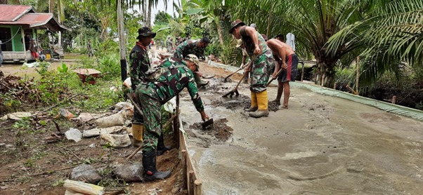 Satukan Semangat dan Tenaga, Bukti Kemanunggalan Satgas TMMD Ke-111 Kodim 1207/Pontianak Bersama Rakyat
