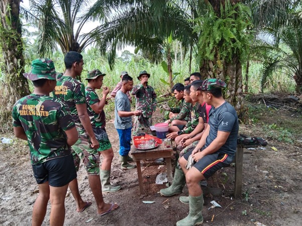 Singkong Rebus dan Kopi Dapat Menghilangkan Capek Anggota Satgas TMMD Ke-111 Kodim 1207/Pontianak