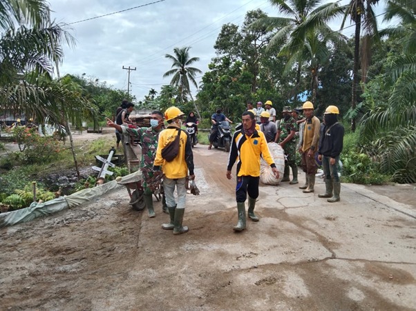 Satgas TMMD Ke-111 Kodim 1207/Pontianak Dampingi Tim Dari PLN Untuk Memasang Lampu Penerangan Jalan