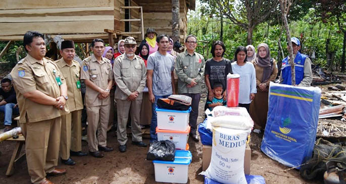 BUpati Santuni Korban Kebakaran